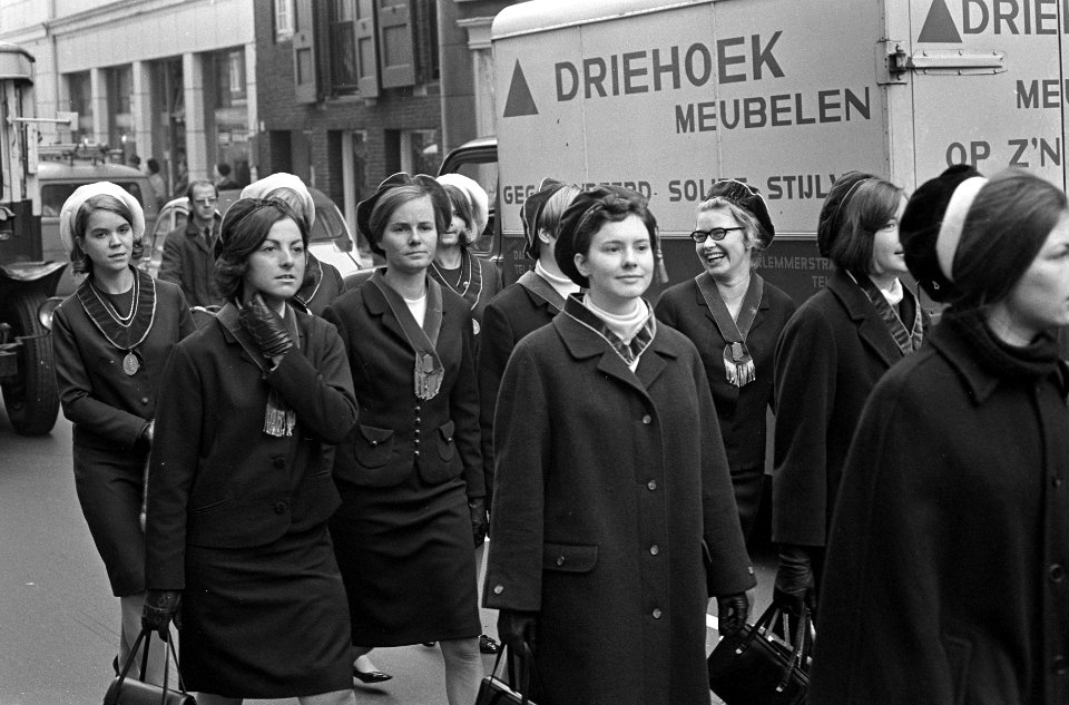 Reunistendag AVSV. Studenten vanaf 1909 lopen in lange stoet over Damrak, Bestanddeelnr 920-8516