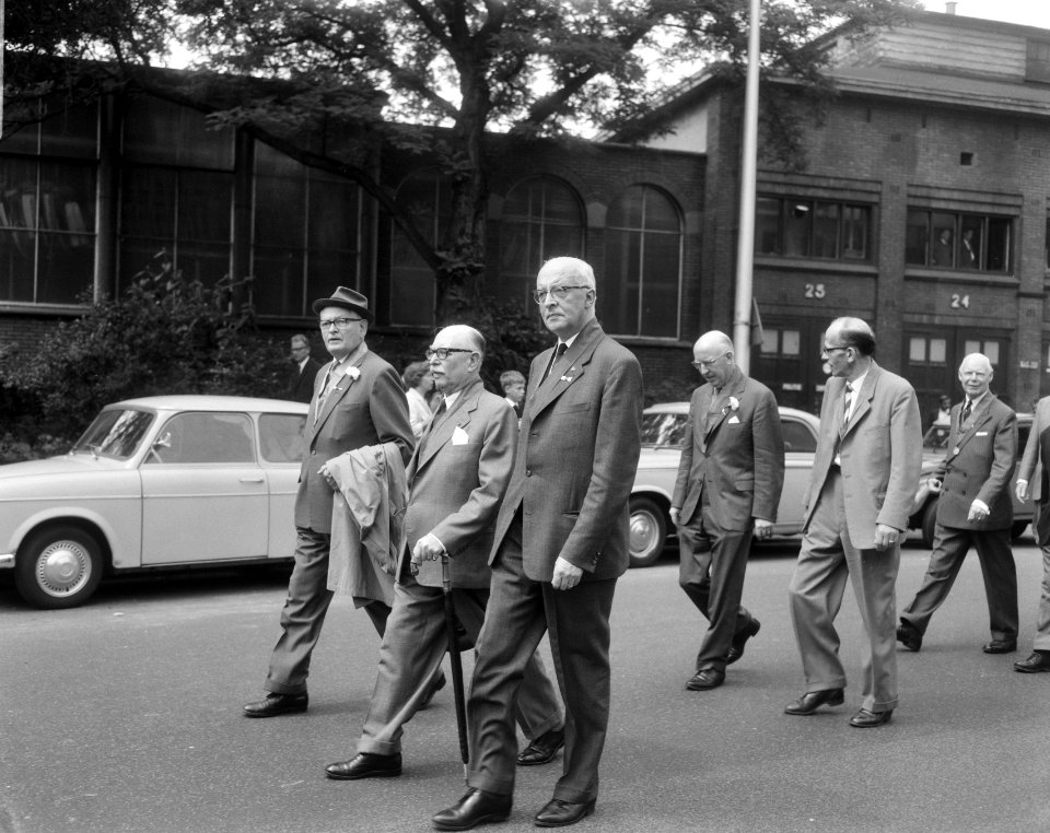Reunisten voor Lustrum te Utrecht, mr. Van Walsum (derde rechts), Bestanddeelnr 919-3184