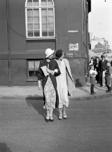 Reykjavik, Posthusstraete twee jongedames in zondagse kledij steken de weg over, Bestanddeelnr 190-0390