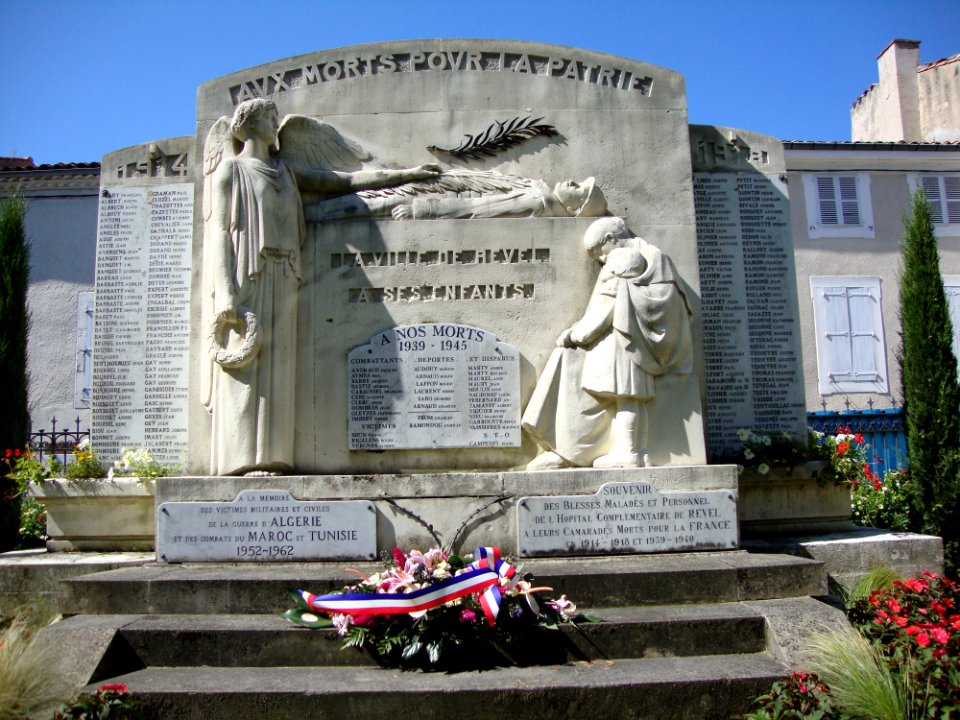 Revel (Haute-Garonne, Fr) monument aux morts