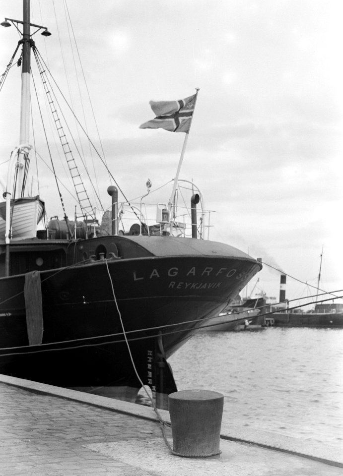 Reykjavik, haven Achtersteven van het aangemeerde schip Lagarfoss met de IJslan, Bestanddeelnr 190-0402