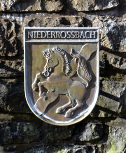 Rennerod, Brunnenanlage Wappen Niederrossbach