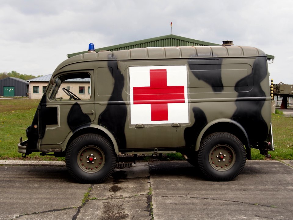 Renault R2087 Military Ambulance at Erfgoeddag 2017, Gunfire Museum pic2