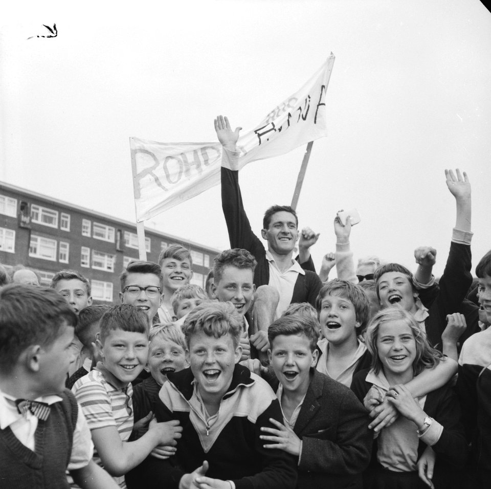Rhoda tegen Blauw-Wit korfbal Cees van Lunteren op de schouders, Bestanddeelnr 912-5609