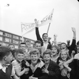 Rhoda tegen Blauw-Wit korfbal Cees van Lunteren op de schouders, Bestanddeelnr 912-5609