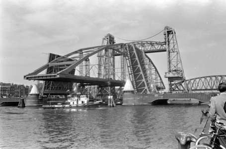 Reuze transport, boog-brug voor Papendrecht, passeert spoorbrug bij Rotterdam, Bestanddeelnr 920-3060