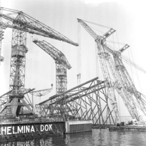 Reuzenboorplatform op transport bij Verolme 280 ton wegen te Rotterdam, Bestanddeelnr 917-6840