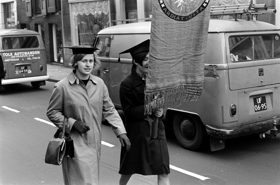 Reunistendag AVSV. Studenten vanaf 1909 lopen in lange stoet over Damrak, Bestanddeelnr 920-8517