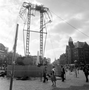 Reus op Dam in Amsterdam afgebrand het geraamte op de Dam, Bestanddeelnr 929-8211
