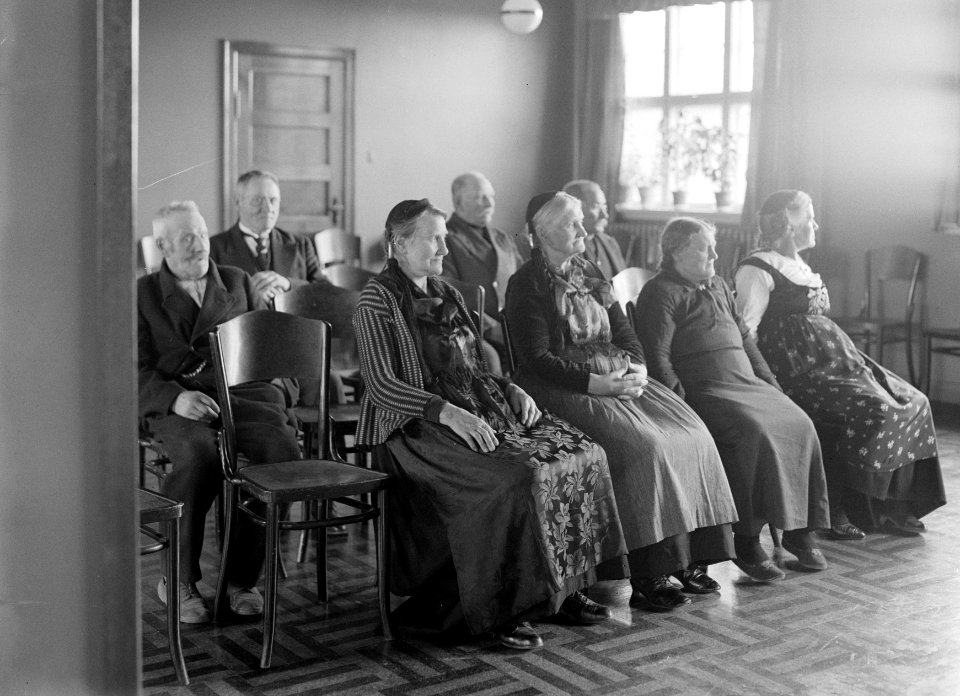 Reykjavik. Bewoners van het bejaardenhuis Elliheimilið Grund beluisteren een r, Bestanddeelnr 190-0461