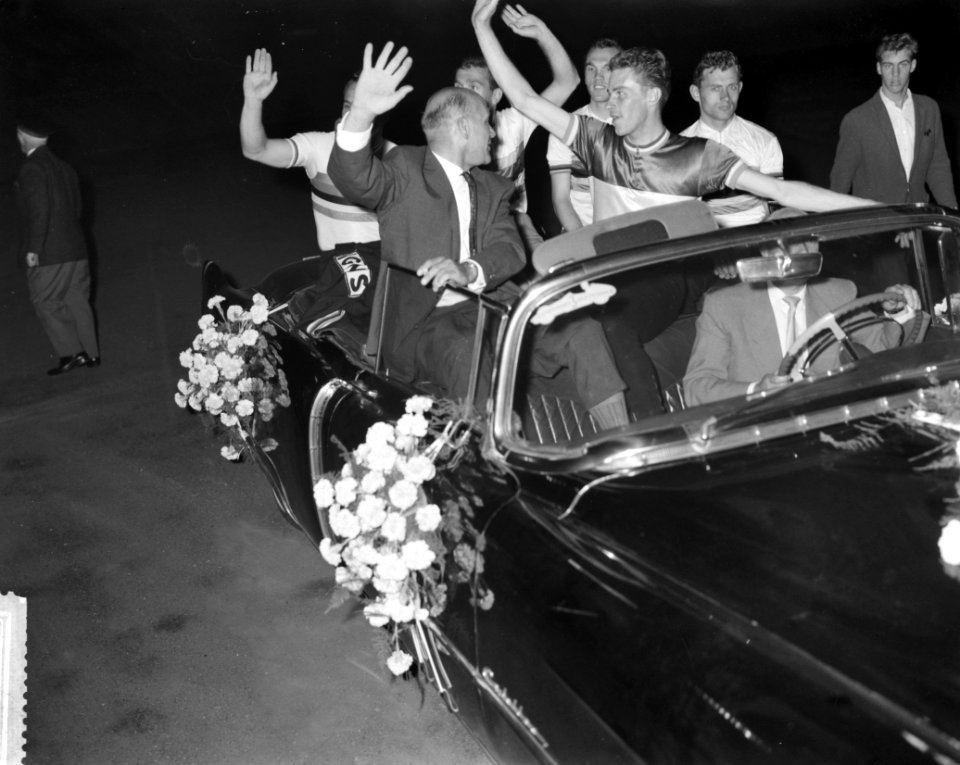 Revanchewedstrijden wielrennen in het Stadion Huldiging per auto, Bestanddeelnr 912-8931