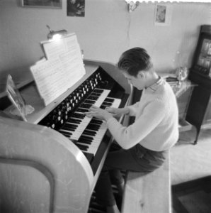 Reportage jonge, zeer begaafde organist Dick van Rijn uit Katwijk aan Zee thuis, Bestanddeelnr 912-3591