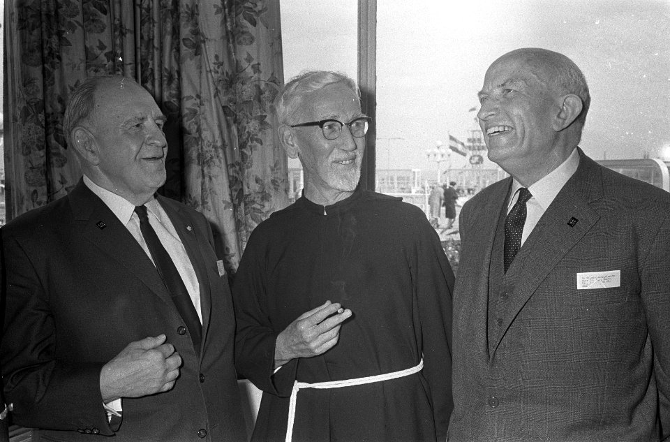 Reunie van Nederlanders in Kurhaus (door Jappen gevangen genomen), v.l.n.r. Kolo, Bestanddeelnr 920-3504