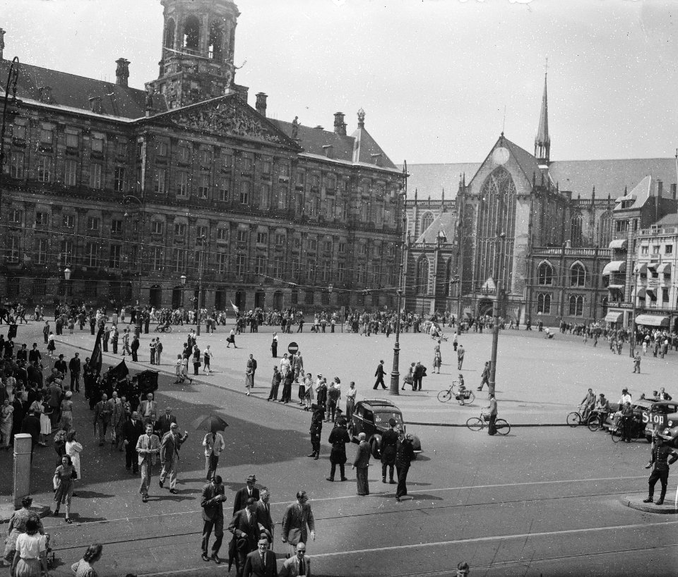Reunistenoptocht Amsterdamse studenten. Reunisten op de Dam, Bestanddeelnr 902-2409