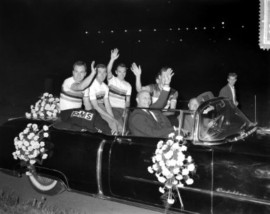 Revanchewedstrijden wielrennen in het Stadion Huldiging per auto, Bestanddeelnr 912-8930