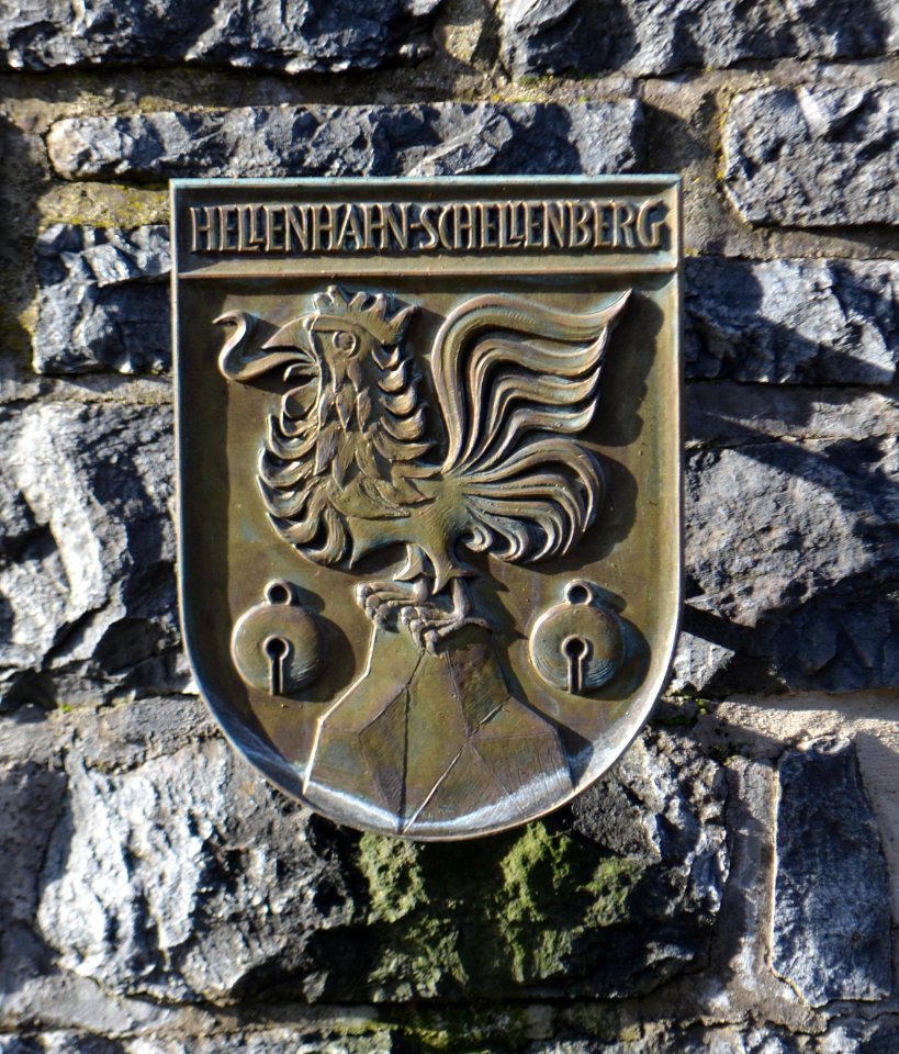 Rennerod, Brunnenanlage Wappen Hellenhahn-Schellenberg