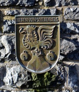 Rennerod, Brunnenanlage Wappen Hellenhahn-Schellenberg