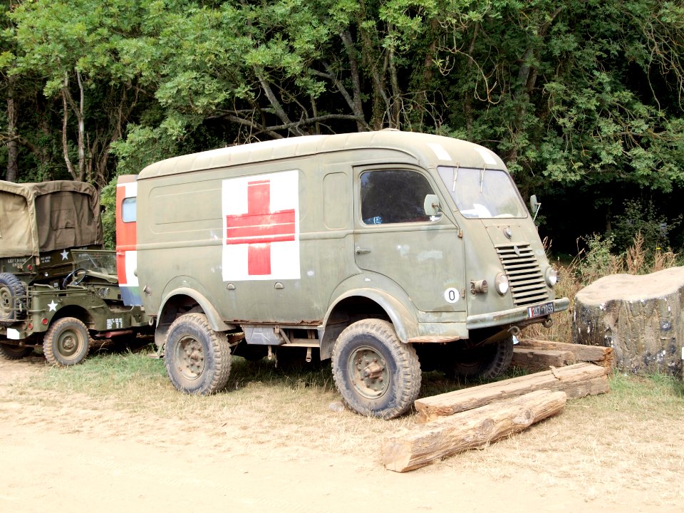 Renault R2087 Military Ambulance pic1