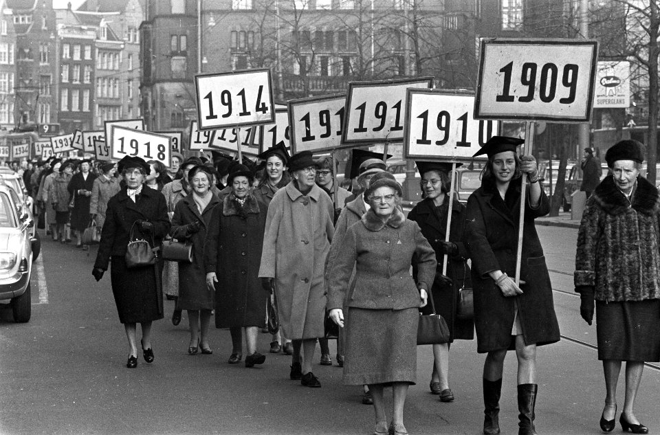 Reunistendag AVSV. Studenten vanaf 1909 lopen in lange stoet over Damrak, Bestanddeelnr 920-8515