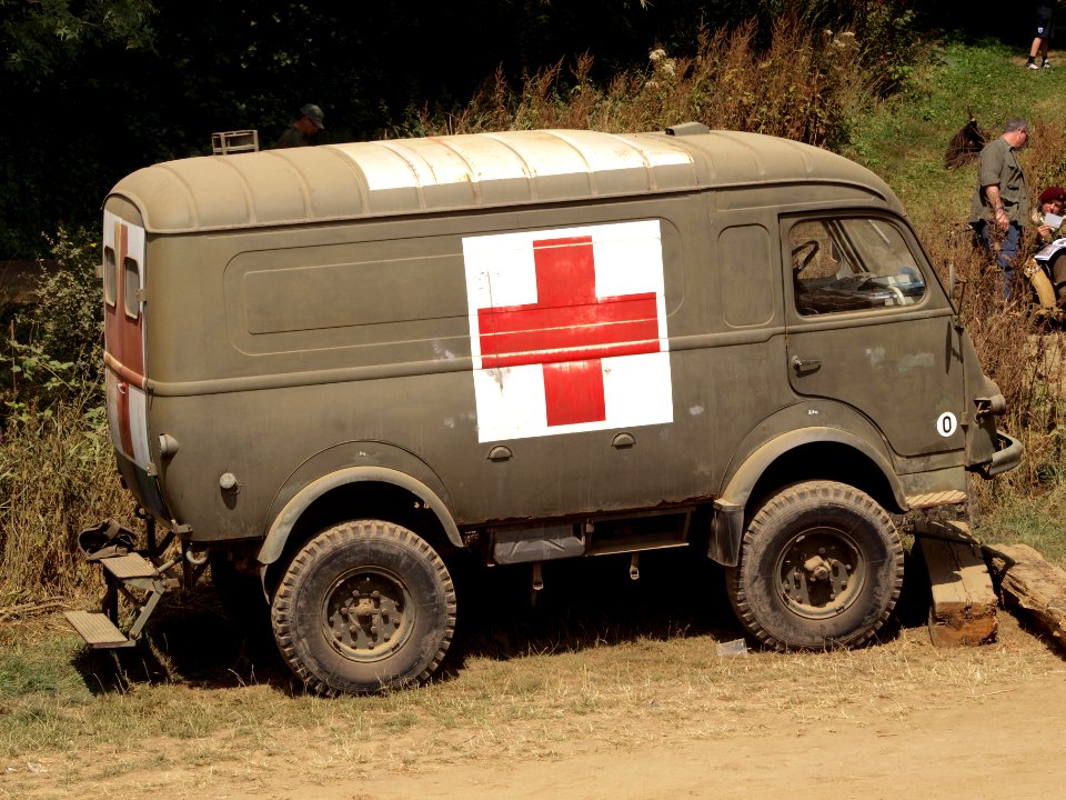Renault R2087 Military Ambulance pic4