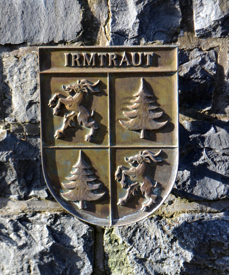 Rennerod, Brunnenanlage Wappen Irmtraut