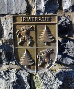 Rennerod, Brunnenanlage Wappen Irmtraut