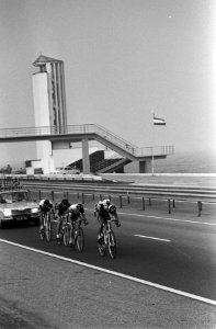 Renners op de Afsluitdijk in actie, Bestanddeelnr 924-5465
