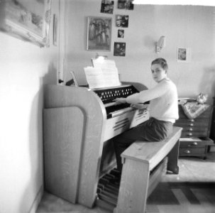 Reportage jonge, zeer begaafde organist Dick van Rijn uit Katwijk aan Zee thuis, Bestanddeelnr 912-3592