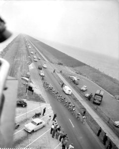 Renners van de Ronde van Nederland passeren de Afsluitdijk, Bestanddeelnr 909-6449