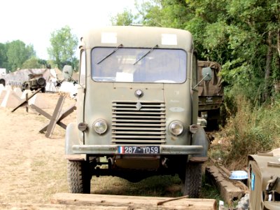 Renault R2087 Military Ambulance pic2