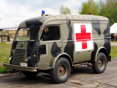 Renault R2087 Military Ambulance at Erfgoeddag 2017, Gunfire Museum pic1