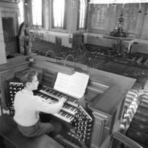 Reportage jonge zeer begaafde organist Dick van Rijn uit Katwijk aan Zeé. De jo, Bestanddeelnr 912-3607