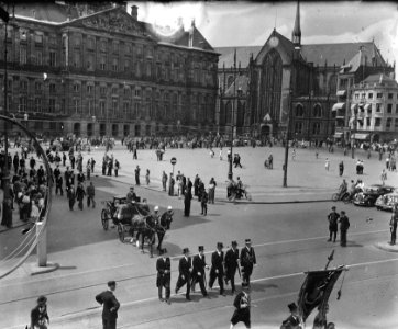 Reunistenoptocht Amsterdamse studenten passeert de Dam, Bestanddeelnr 902-2407