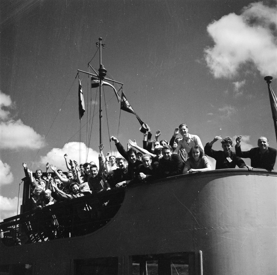 Repatrianten komen per schip aan locatie, Bestanddeelnr 900-4817
