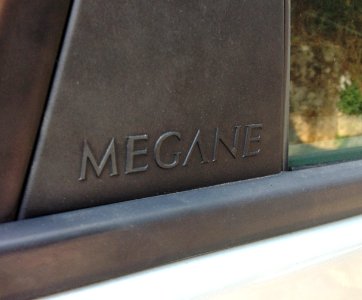 Renault Megane logo sul montante della Scenic