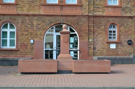 Rendel, Brunnen vor dem Rathaus