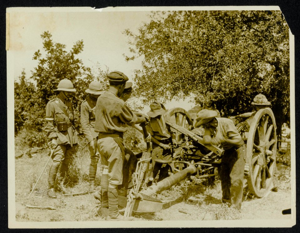 Repairing the damage in a field workshop. Brig. A. General Gay standing by, Bestanddeelnr 158-0764