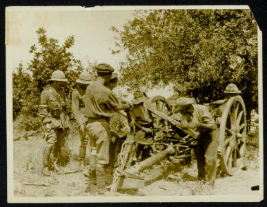 Repairing the damage in a field workshop. Brig. A. General Gay standing by, Bestanddeelnr 158-0764