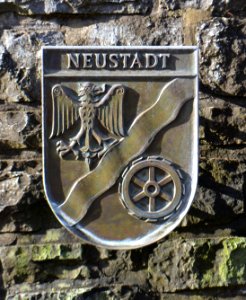 Rennerod, Brunnenanlage Wappen Neustadt