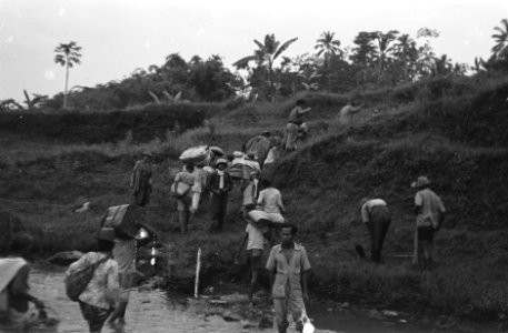 Repatrianten naar Republikeins gebied moeten met bagage een beek (demarcatielijn, Bestanddeelnr 461-3-3