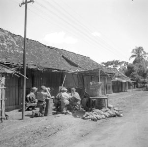 Reparatie van licht geschut in een kampong, Bestanddeelnr 255-8343