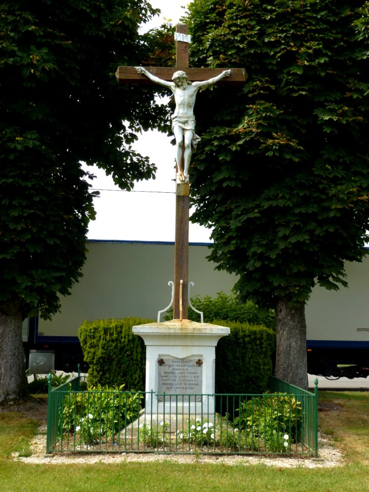 Renneville (Ardennes) croix sur la place centrale