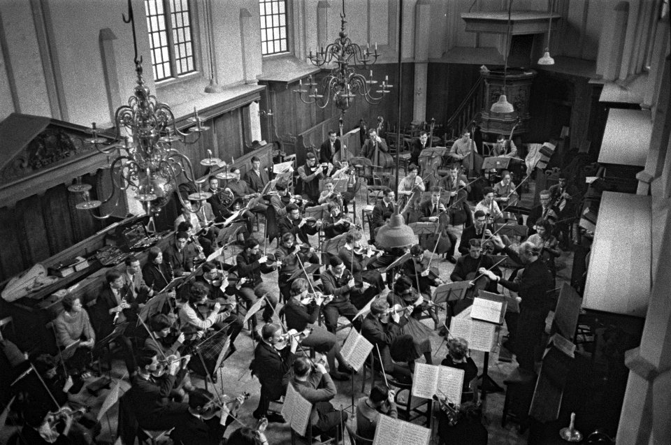 Repetitie van het Nederlands Studenten Orkest in Bergen overzicht tijdens de rep, Bestanddeelnr 911-9504