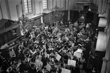 Repetitie van het Nederlands Studenten Orkest in Bergen overzicht tijdens de rep, Bestanddeelnr 911-9504