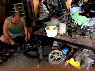 Reparador de bicicletas en taller