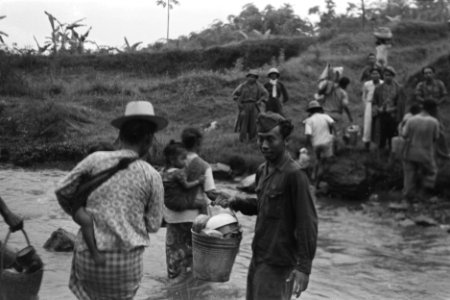 Repatrianten naar Republikeins gebied moeten met bagage een beek (demarcatielijn, Bestanddeelnr 461-1-4