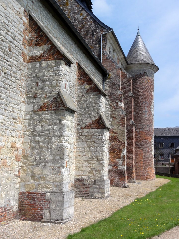 Renneval (Aisne) église, contreforts sud