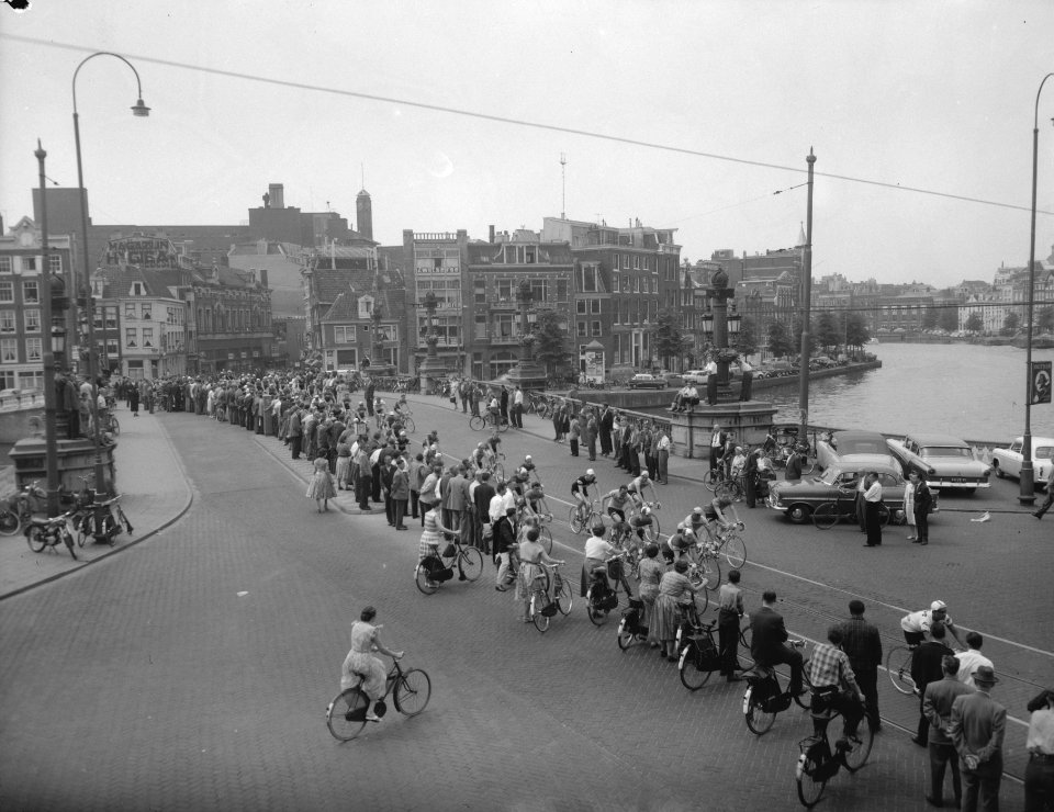 Renners in de Ronde van Nederland passeren de Amstelbrug, Bestanddeelnr 909-6439