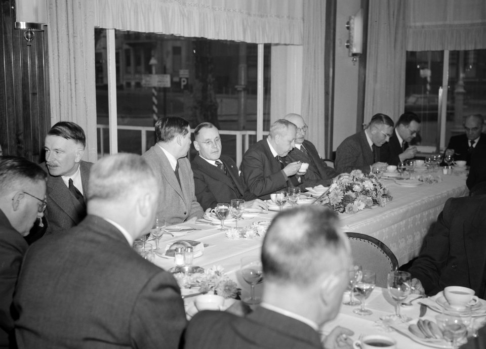 Reportage eerste steenlegging nieuwbouw hoofdkantoor nhm, Bestanddeelnr 253-6530