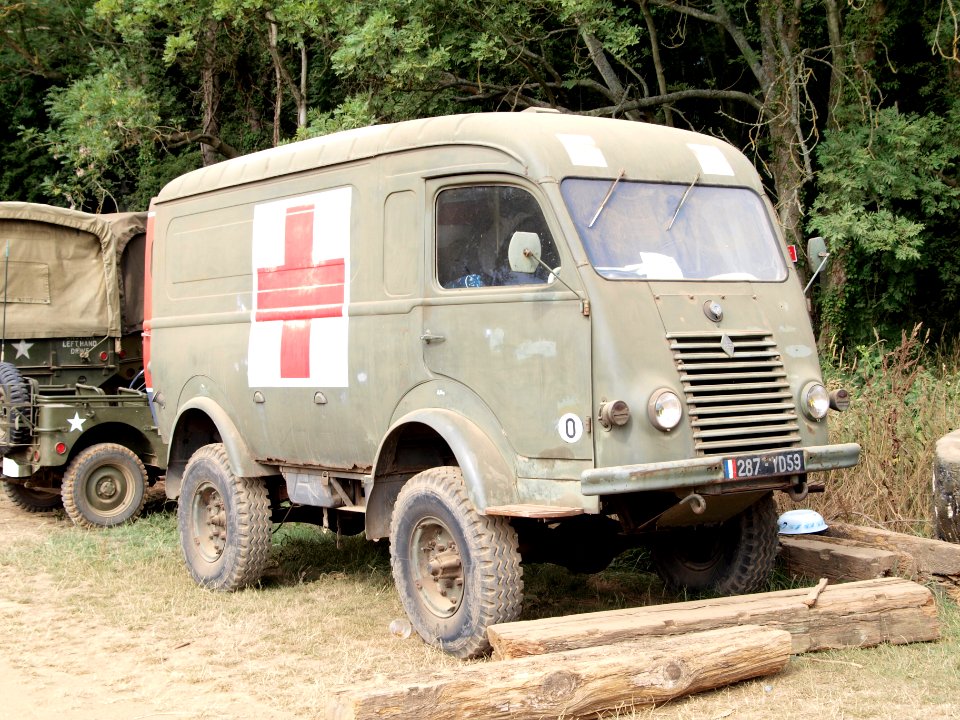 Renault R2087 Military Ambulance pic3
